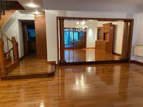 Casa en Venta con 3 cocheras
