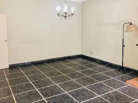 CHALET CON EXCELENTE UBICACION E ILUMINACION NATURAL