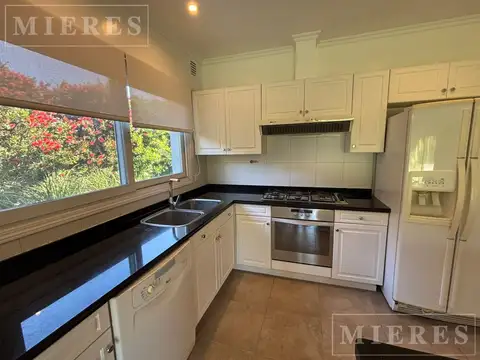 Casa en Alquiler con 1 cochera