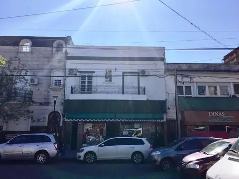 EN INMEJORABLE UBICACIÓN, CERCA DE TODO, P.A., SIN EXPENSAS! 208 M2 TOTALES. -APTO VVIENDA O PROF