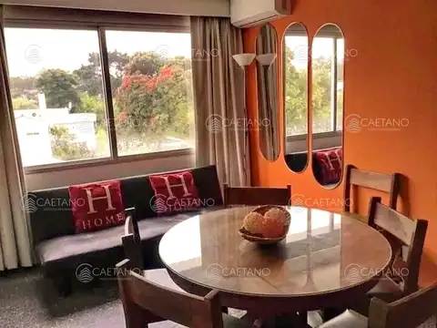 Alquiler anual de apartamento de 1 dormitorio y medio. Playa Mansa, Punta del Este.