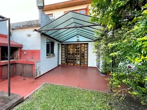 VENTA CASA 6 AMBIENTES BERNAL CON COCHERA JARDIN