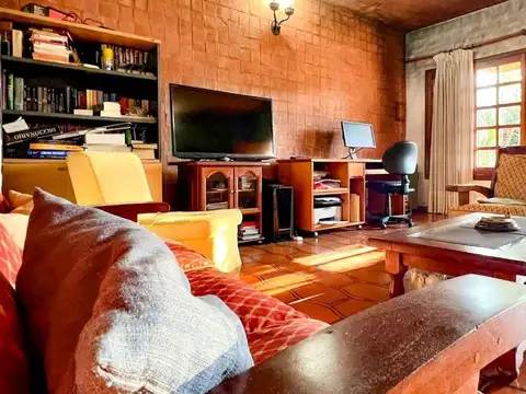 VENTA CASA 6 AMBIENTES BERNAL CON COCHERA JARDIN