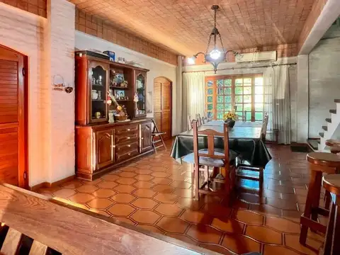 Casa 6 ambientes con 2 baños