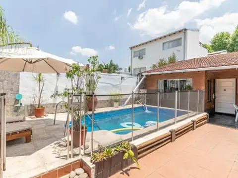 PH en Venta. 4 ambientes. Patio con pileta y quincho. Entrada independiente.
