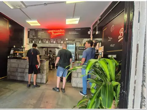 Excelente Local Comercial con Sotano y bauleras! Se vende con Renta  Entre Uruguay y Parana