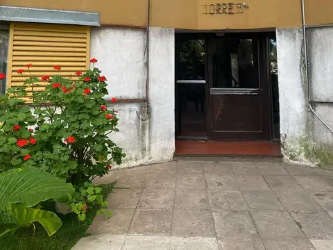 Venta de departamento a refaccionar en Villa elisa