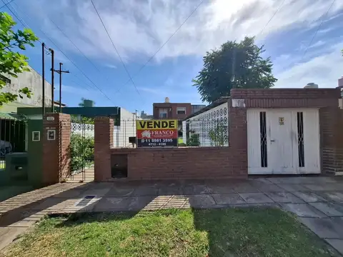 CASA 5 AMBIENTES CON FONDO LIBRE Y GARAGE