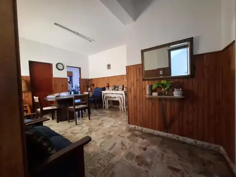 CASA 5 AMBIENTES CON FONDO LIBRE Y GARAGE