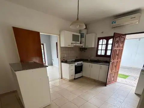 Casa en Alquiler con 3 cocheras