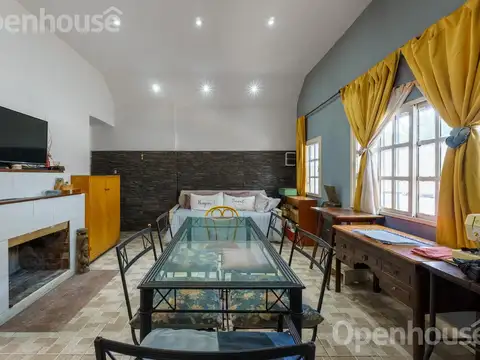CASA EN VENTA 4 AMBIENTES CON COCHERA Y PATIO