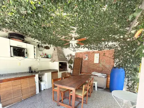 Casa 5 ambientes con 2 baños