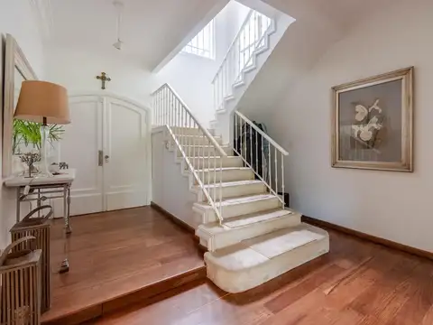 Maravillosa residencia sobre 3340m2 de lote en venta en Don Torcuato, a 1 cuadra de Panamericana.