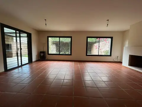 Casa en Alquiler con 2 cocheras