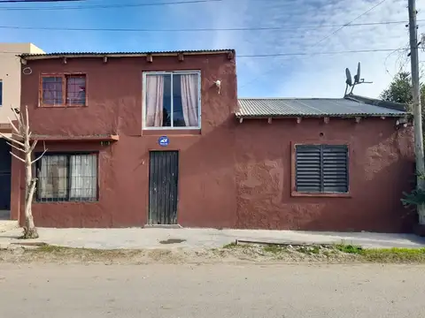 Casa en venta - 2 Dormitorios 1 Baño - 200Mts2 - Manuel B. Gonnet