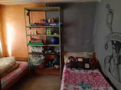 Casa en venta - 2 Dormitorios 1 Baño - 200Mts2 - Manuel B. Gonnet