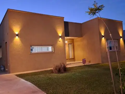 Casa en Venta con 4 cocheras