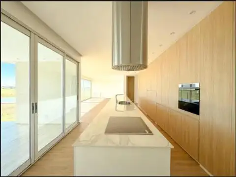 Casa en Venta con 3 cocheras