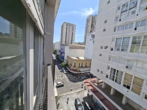 ALQUILO DEPARTAMENTO 24 MESES. DOS DORMITORIOS, BAÑO COMPLETO Y TOILETTE, SIN MUEBLES: CENTRO.-