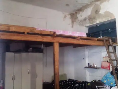 CASA CON LOCAL ANTIGUA  SOBRE LOTE 8 X 18 MTS