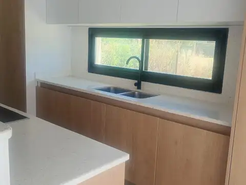 Casa de 1 dormitorio con cochera y pileta en Funes Town