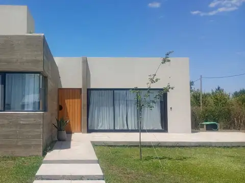 Casa de 1 dormitorio con cochera y pileta en Funes Town