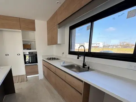 ADG. Casa a Estrenar en Barrio Privado Monet