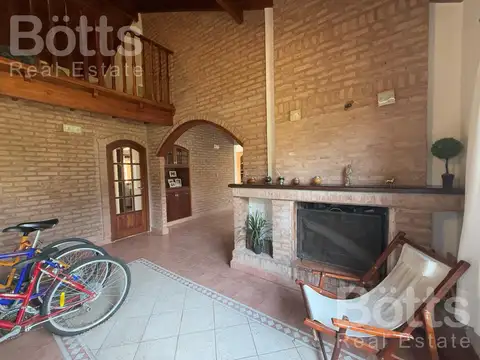 Casa 4 ambientes con 2 baños