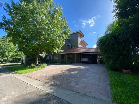 Casa en Venta con 2 cocheras