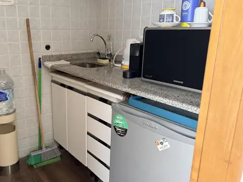 Oficina de categoría en dos plantas, impecable estado, muy bien equipada!