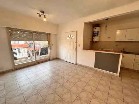 Venta Ph 2 Ambientes En Monte Castro 1° piso x escalera