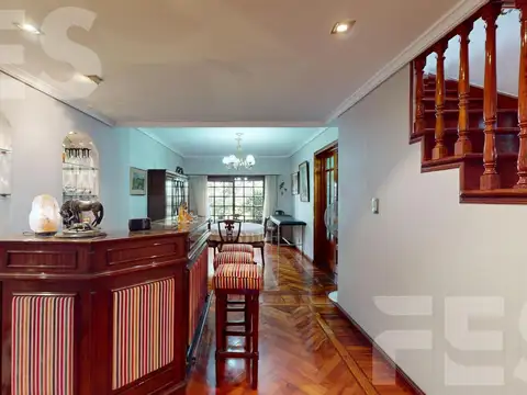 Casa en Venta con 3 cocheras