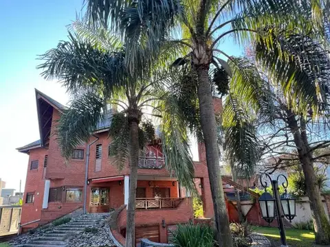 SE VENDE PROPIEDAD EN EXCELENTE UBICACION Y ESTADO CASTELAR