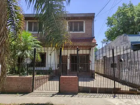 Casa  en Venta ubicado en Castelar, Morón, G.B.A. Zona Oeste - AMA0120_LP545189_8