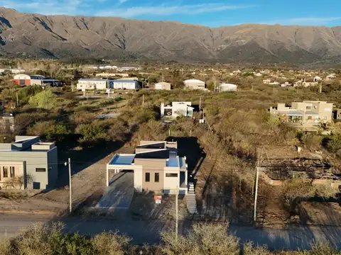 Casa en Venta con 2 cocheras