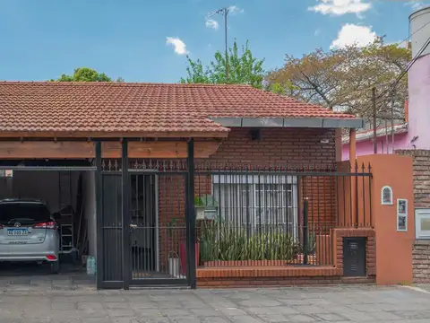 Venta -Casa de 4 ambientes en Villa Sarmiento - acepta permuta- apto credito