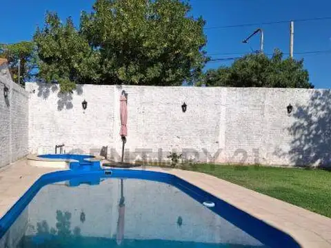 Casa en Venta con 3 cocheras