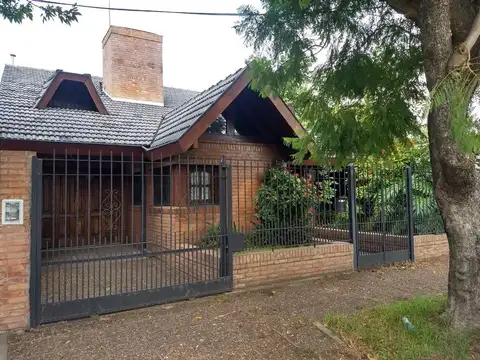 Venta casa  5 ambientes con piscina apta credito