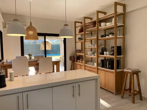 Casa en Alquiler con 1 cochera