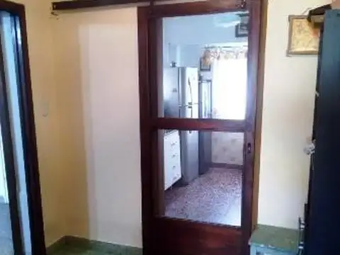 Casa 3 ambientes con entrada de auto.