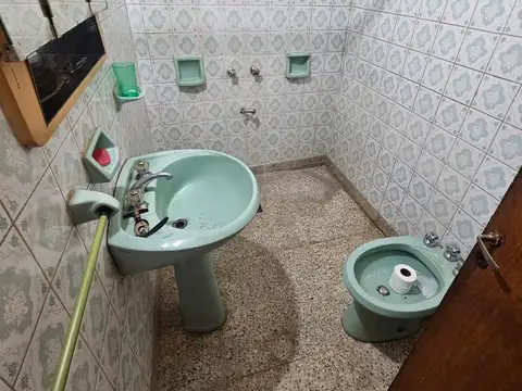 Local en Juan Jose Paso  al 6600, local con 2 viviendas, espacio verde