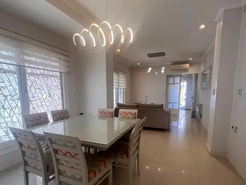 Casa en VENTA c/ patio, quincho c/ parrilla, garage, 3 dormitorios. Excelente estado. Av Rosales 500