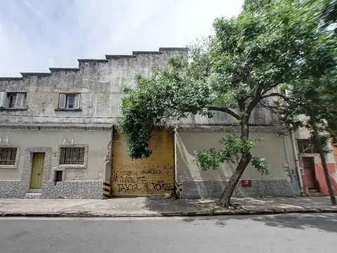 Excelente deposito s/ terreno de 860 m2 con 19 mts de fte c/ entrada de camiones, sist por hidrantes