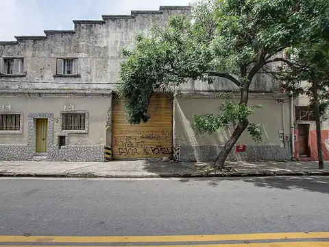 Excelente deposito s/ terreno de 860 m2 con 19 mts de fte c/ entrada de camiones, sist por hidrantes