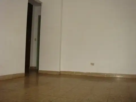 2 AMBIENTES 1º piso, dpto amplio con  patio y lavadero. a 1/2 cuadra de av. Rivadavia apto profes.