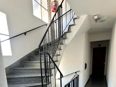 Excelente monoambiente de 26 m2 reciclado a nuevo. Bajas expensas. Olivos centro