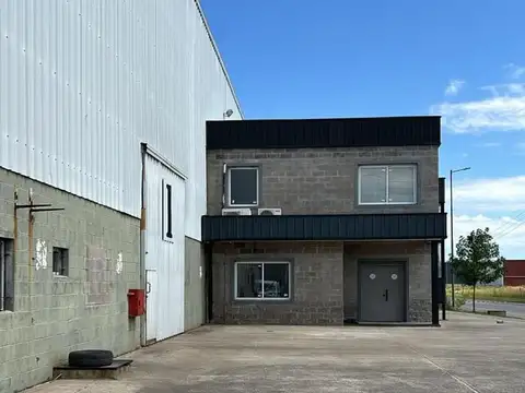 Deposito a piso, excelente estado varios portones para carga descarga sist Sprinklers, playa amplia.