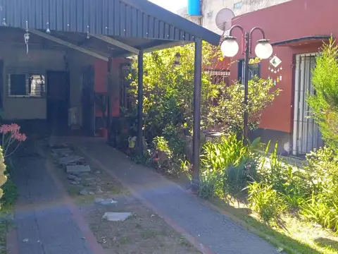 VENTA CASA 4 AMBIENTES + DEPTO EN BERAZATEGUI