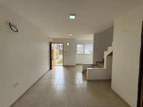 Depto Tipo Casa en Alquiler de 4 ambientes