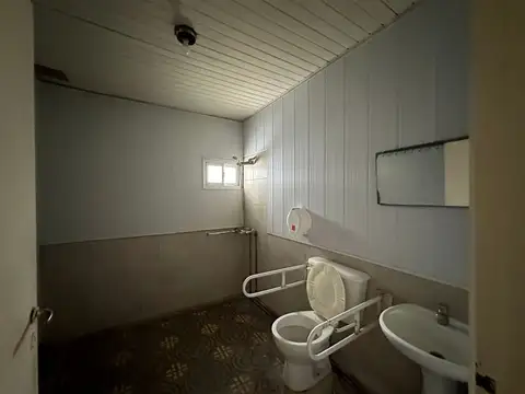 Casa 7 ambientes con 2 baños